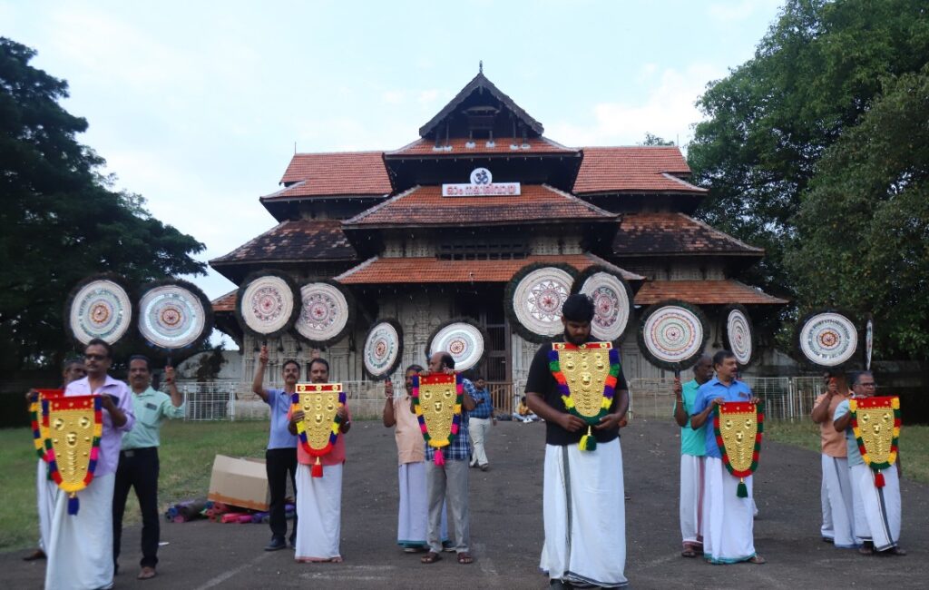 തെക്കേഗോപുര നടയില്‍ പ്രതീകാത്മക പൂരം നടത്തി പൂരോത്സവ സംരക്ഷണ കൂട്ടായ്മ