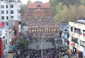 മണ്ണിലെ മഴവില്ലഴകായി കുടമാറ്റം; വിസ്മയമായി എൽ. ഇ.ഡി കുടകൾ...WATCH VIDEO