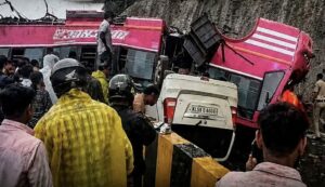 കുറ്റിപ്പുറത്ത് ബസ് കാറിന് മുകളിലേക്ക് തലകീഴായി മറിഞ്ഞു; ഒരു മരണം, മൂന്നു പേരുടെ നില ഗുരുതരം