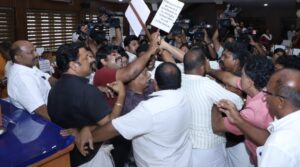 കായിക മേളയിലെ വേദി തകര്‍ന്നുവീണ സംഭവം; തൃശൂര്‍ കോര്‍പ്പറേഷനില്‍ കയ്യാങ്കളി, സംഘര്‍ഷം
